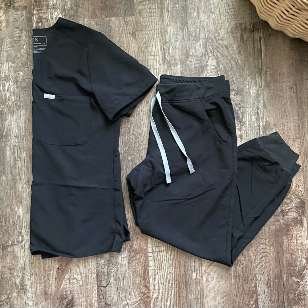 FIGS Scrubs Set - Black